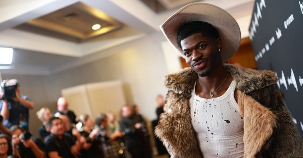 Lil Nas X был пойман на белых штанах по улице, арестован и в больнице
