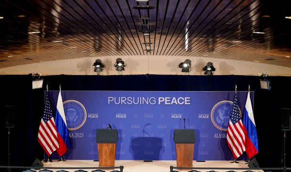 Трамп и Путин прибывают на Аляску для исторического саммита для Украины