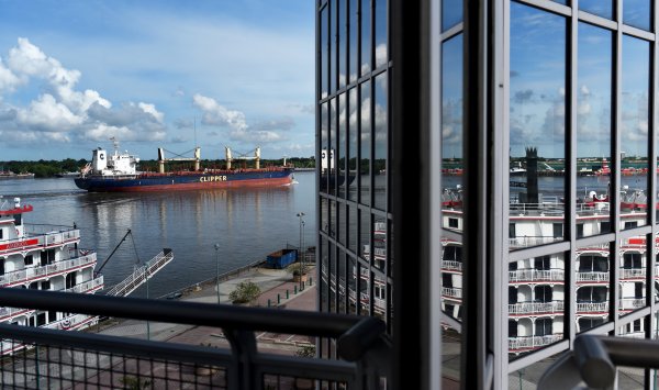 ЕС принял проект по снятию обязанностей для промышленных товаров из США, поскольку Трамп хочет