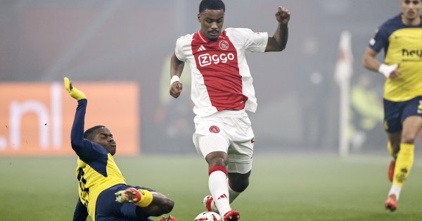 Официально: Челси купил Ajax Defender за 37 миллионов.
