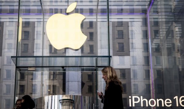 Трамп и Apple объявляют о новых инвестициях компании за 100 миллиардов долларов в США.