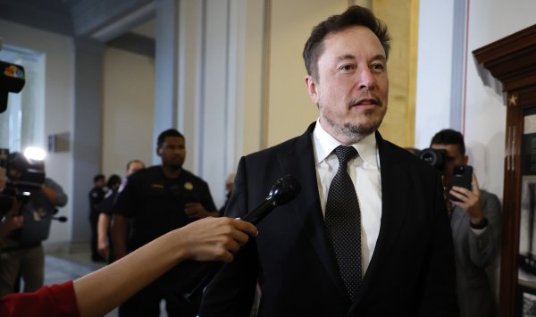 Маск подает в суд на Apple и Openai, утверждая, что они наносят ущерб конкурсу искусственного интеллекта