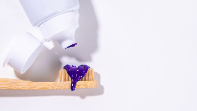 Действительно ли пурпурные пасты отбеливают зубы?