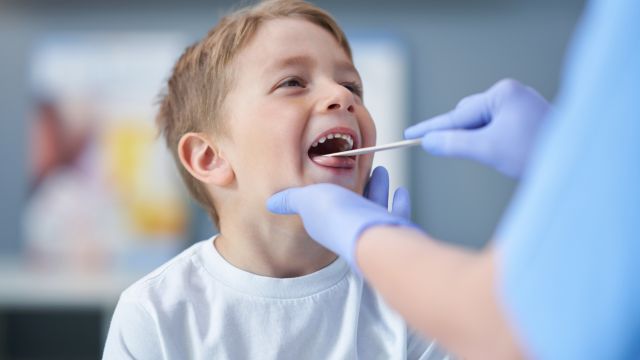 Боль в горле у детей — бактериальная или вирусная инфекция?