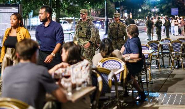 Трамп использует Национальную гвардию, чтобы унизить своих политических противников