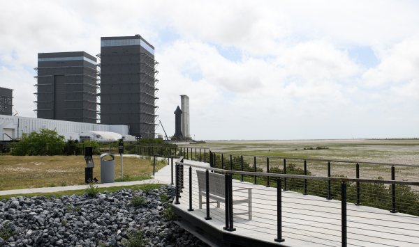 Илон Маск еще не забыл землю