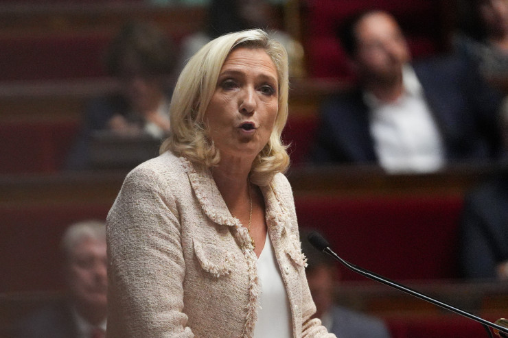 Макрон выглядит