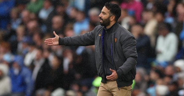 Аммомим Мэй поднял белую ткань Олд Траффорд