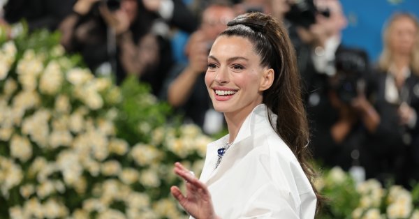 Энн Хэтэуэй сломал каблук на съемочной площадке «Дьявол носит Prada 2»