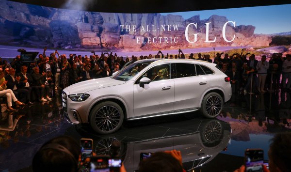 BMW и Mercedes будут бороться с Теслой с новыми роскошными электрическими кроссоверами