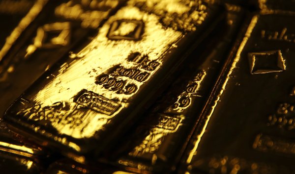 Золото дошло до новой записи после эйфории, окружающей процентные ставки ФРС