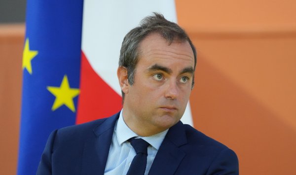 Новый премьер -министр Макрона столкнется с протестами в свой первый день поста