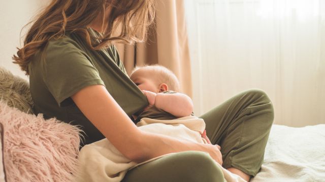 Грудное вскармливание по запросу — плюсы и недостатки