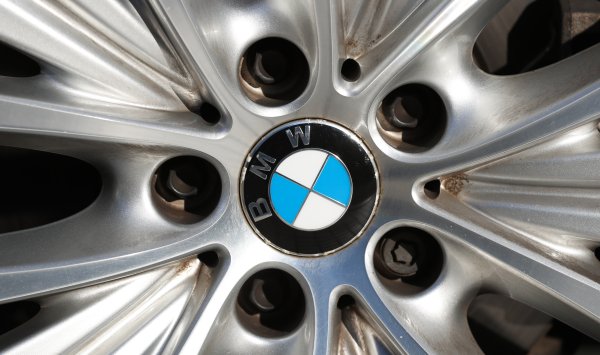 BMW снимает более 330 000 транспортных средств из -за риска зажигания двигателя