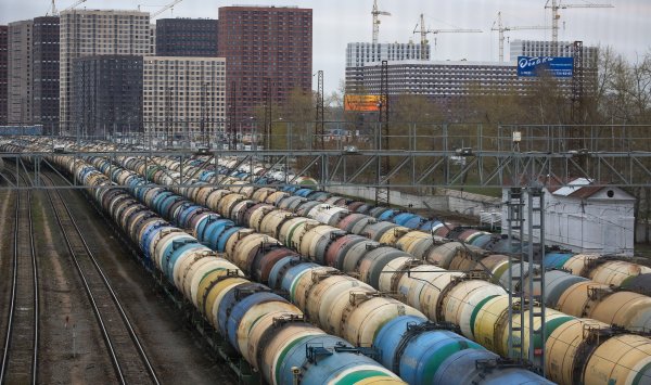 Россия ожидает бюджетного удара по мере снижения доходов от нефти и газа