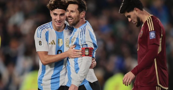 Месси разразился в историческом матче за Аргентину, Левски Айс сыграл 90 минут