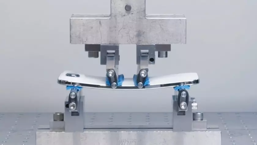 Сеть появилась первые видео с попытками согнуть воздух iPhone, и она выглядит сильнее, чем кажется