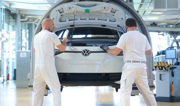 Допустил ли ЕС ошибка, запретив автомобили со льдом с 2035 года? Мы спросили экспертов