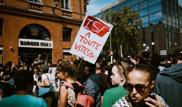 Французские профсоюзы готовит крупные протесты против сберегательных мер