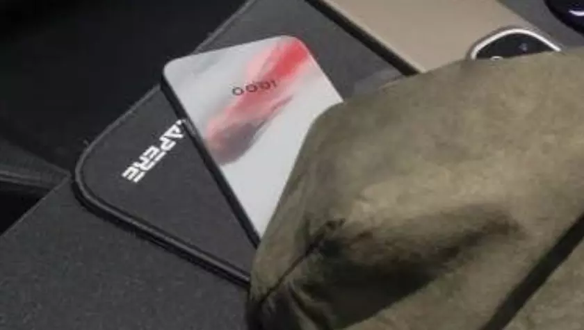 IQOO 15 получит экран яркости в 6000 NIT и до трех датчиков света (+ первые настоящие фотографии)