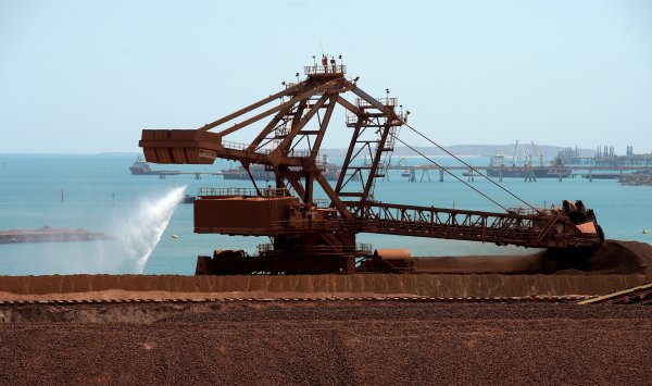Китай временно перестает покупать железную руду у BHP
