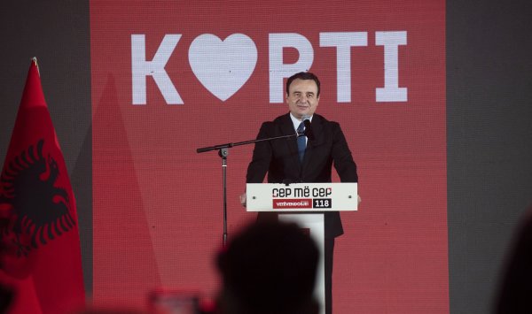 Премьер -министр Косово запрещает услуги, управляемые сербами