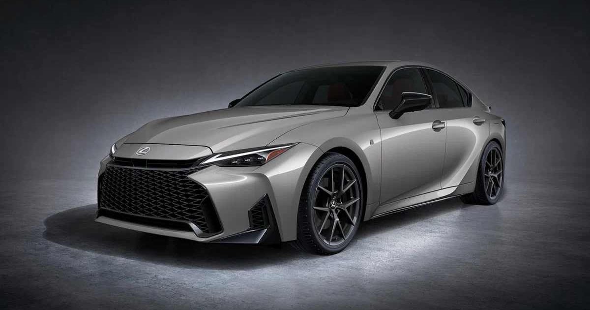 Lexus изменил седан и снял двигатель V8