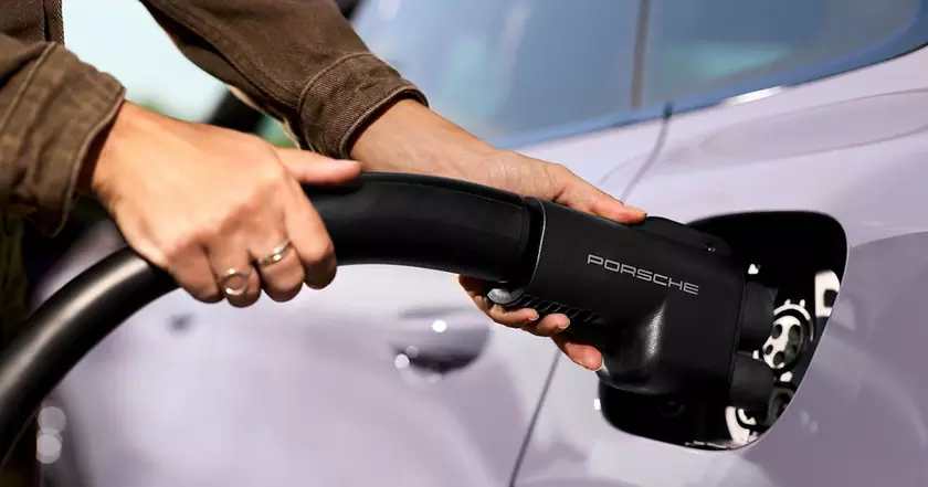 Американские версии электромобилей Audi и Porsche имеют доступ к сети Tesla Supercharger