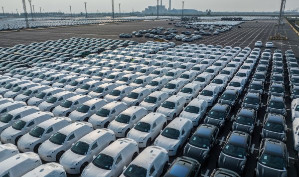 Китай нападает на обвинения в дешевом экспорте с разрешениями на электромобили