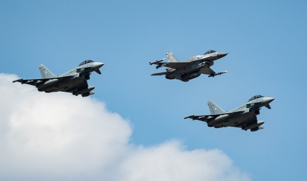 Польша угрожает уничтожить российские самолеты после нарушений воздушного пространства