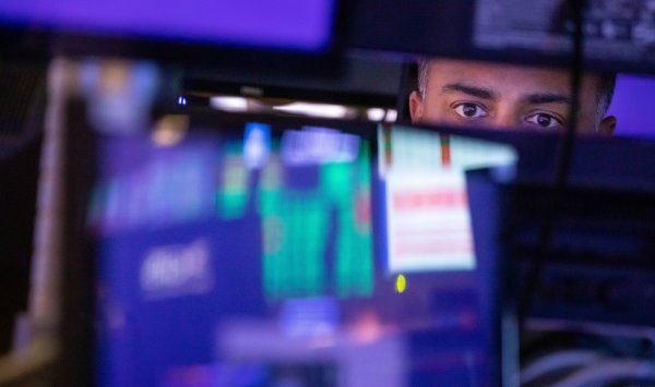 Небольшие банки борются с проблемой облигаций в размере 395 миллиардов долларов с продажей акций