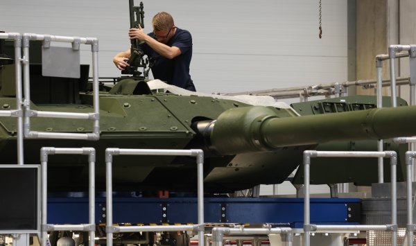 Оборонные компании заманивают работников йогой, более высокой зарплатой и даже презервативами