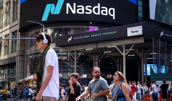 Акции в Азии нерешительны, золото достигло записи