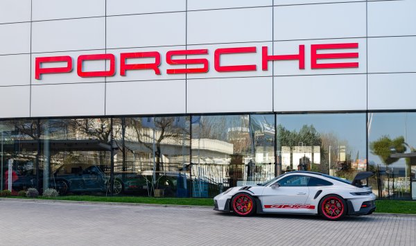 Роскошное изображение Porsche уже кажется эхо