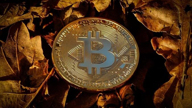 Биткойн и другие криптовалюты продолжали быстрое падение