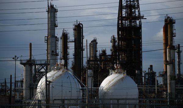 Petrolea упала из -за процентных ставок и увеличения запасов топлива в Соединенных Штатах