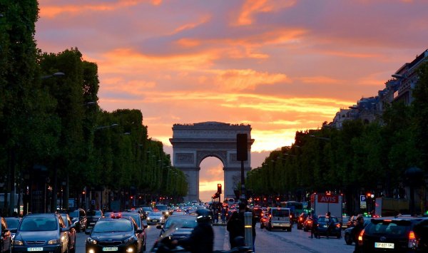 Политическая фрагментация во Франции не позволяет ей управлять дефицитом бюджета