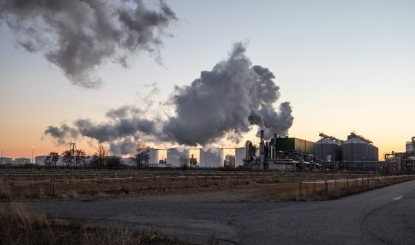 Ученые связывают большие загрязнители углерода с обострением тепла