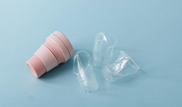 Металлические чашки и фонтаны могут заменить реку пластика в детских садах