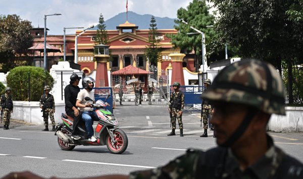 Непал ведет разговоры о временном лидерстве после смертельных беспорядков