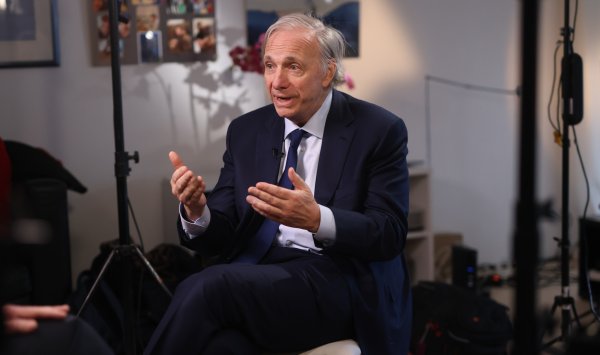 США скользят в авто-хвост стиля 1930-х годов, предупредил Рэй Далио