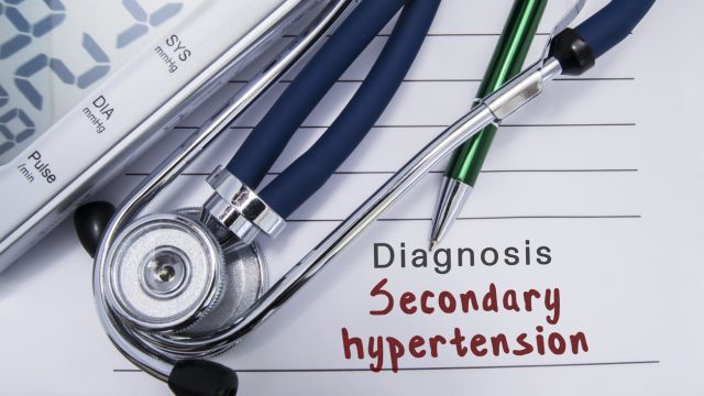 Взаимосвязь между феохромоцитомой с вторичной гипертонией и сердцебиением