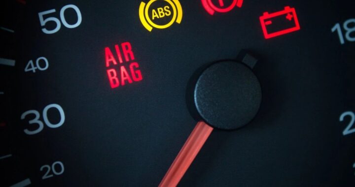 Почему осенью часто загорается лампочка подушки безопасности?