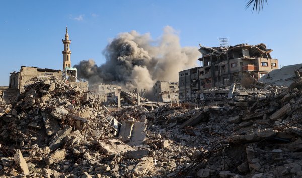 Израиль атакует позиции ХАМАС и замораживает помощь из-за срыва перемирия