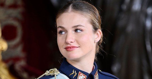 Принцесса Испании Леонор с гордостью представляет свою форму ВВС
