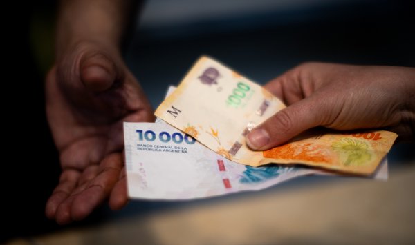 Аргентинцы продают песо, делая ставку на то, что помощь США обречена