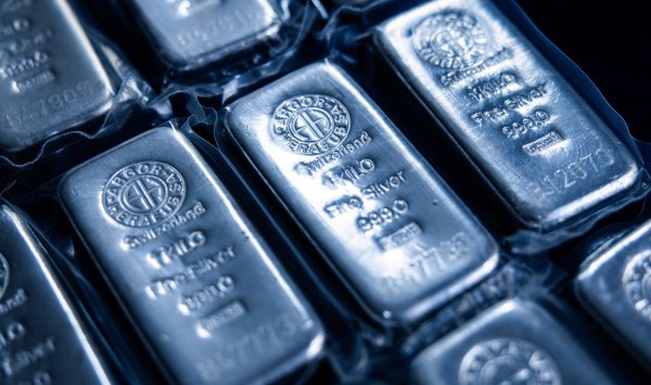 Серебро резко подорожало после спекуляций, а золото достигло рекордного уровня