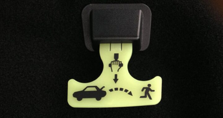 Для чего нужна оранжевая ручка для багажника