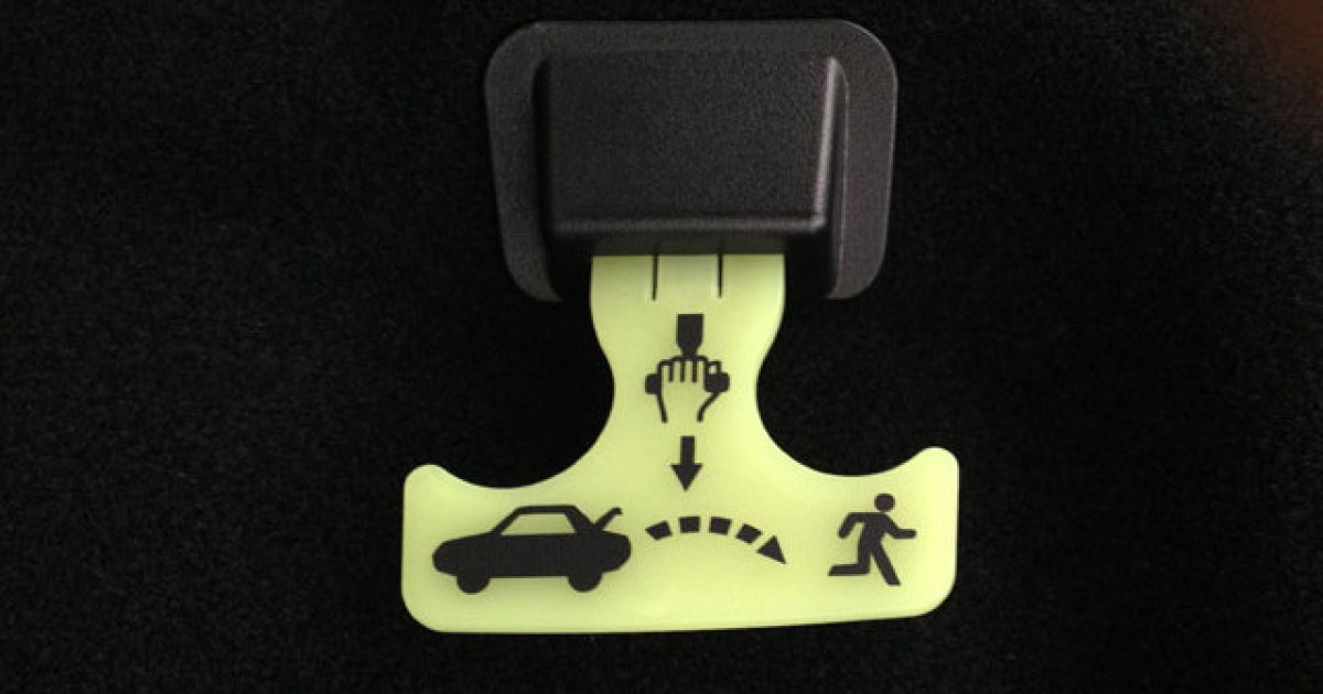 Для чего нужна оранжевая ручка для багажника