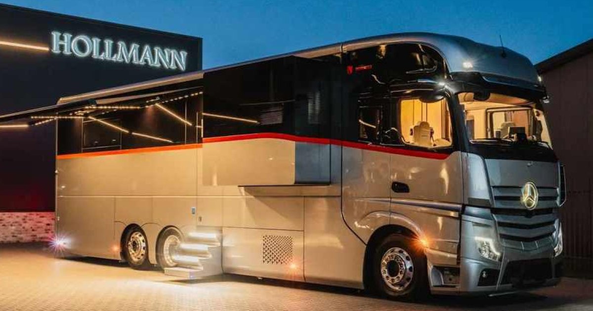 Этот Мерседес стоит 2,2 миллиона долларов.